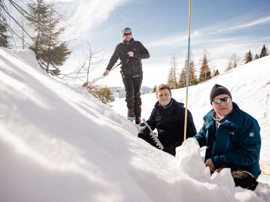 Umwelt- und Klima-Landesrat Stefan Kaineder (mitte) mit den Lawinenexperten des Landes OÖ Stefan Reinbacher (links) und Florian Stifter (rechts).