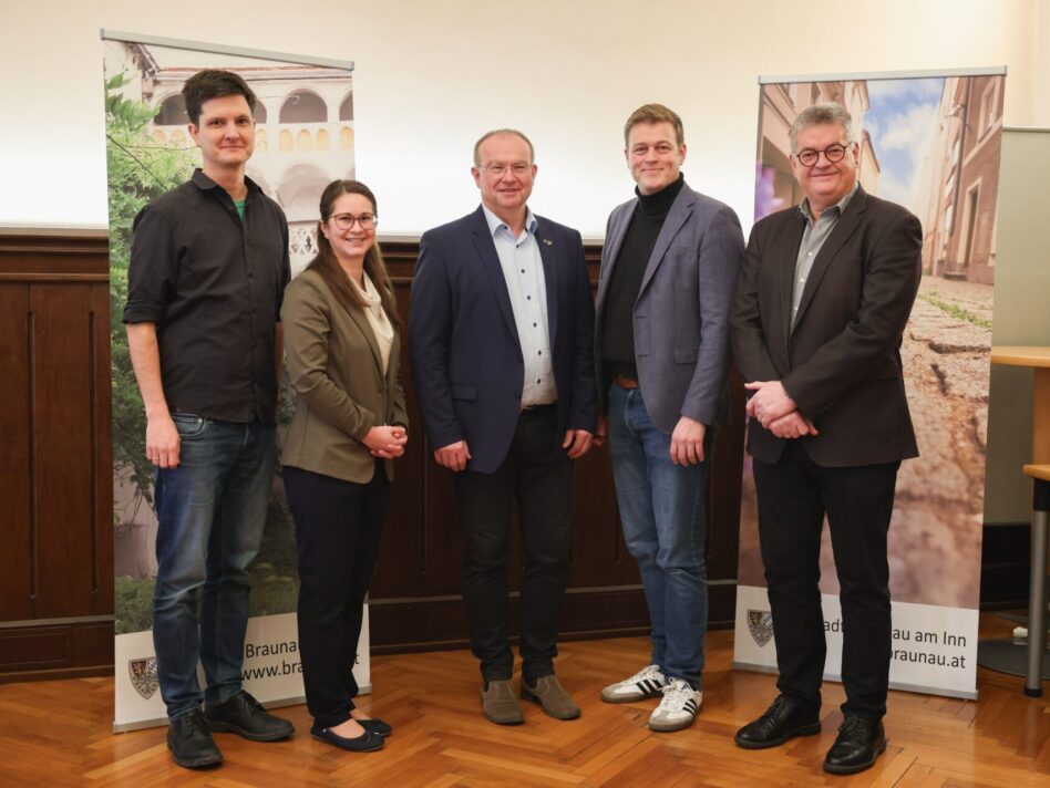 v.l.: Martin Schott (Klimabündnis OÖ), Tanja Denk (Stadtgemeinde Braunau), Bgm. Johannes Waidbacher, Umwelt- und Klima-Landesrat Stefan Kaineder und Stadtrat Günter Winterstätter.