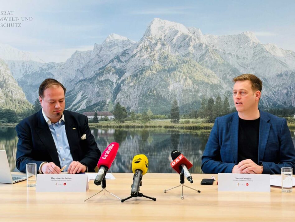 Mag. Joachim Leitner (Schlichtungsstelle Austria) und Konsument:innenschutz-Landesrat Stefan Kaineder präsentierten die OÖ-Bilanz der Verbraucherschlichtung.