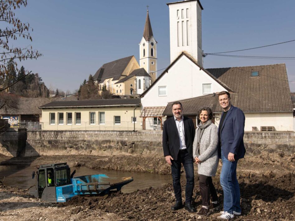 St. Georgens Bürgermeister Andreas Derntl, Umwelt- und Wasserdirektorin Daniela König und Umwelt- und Klima-Landesrat Stefan Kaineder beim Lokalaugenschein in St. Georgen an der Gusen. Anlandungen der vergangenen Hochwasserereignisse stören den Abfluss der Gusen. Räumungsarbeiten machen die Gusen wieder hochwasserfit.