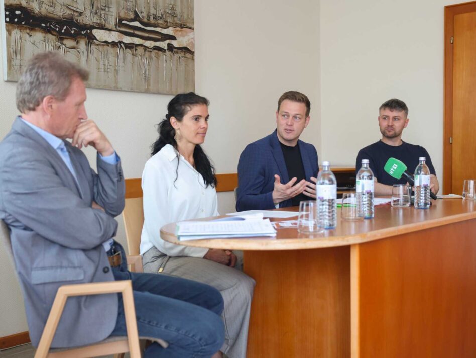 Die Gemeinde Alkoven beschloss ihre Klimastrategie kürzlich einstimmig im Gemeinderat. V.l.: Reinhold Huber, Obmann Ausschuss für Nachhaltigkeit, Bürgermeisterin Monika Weberberger-Rainer, Umwelt- und Klima-Landesrat Stefan Kaineder, Reinhard Brix, Klimabündnis OÖ.