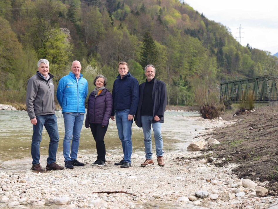 v.l.: RHV-Geschäftsführer Hansjörg Schenner, Leiter GWB-Gmunden Wilhelm Laimer, Direktorin Umwelt und Wasserwirtschaft Daniela König, Umwelt- und Klima-Landesrat Stefan Kaineder und Bürgermeister Leopold Schilcher.