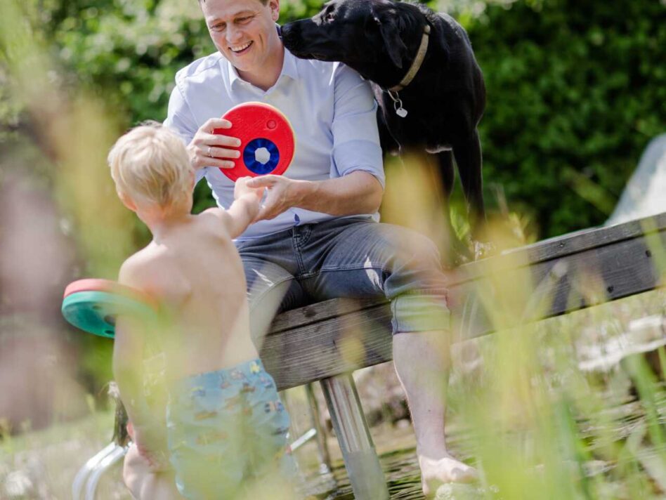 Umwelt- und Klima-Landesrat Stefan Kaineder warnt vor Engpässen in der Trinkwasserversorgung durch gleichzeitige Poolbefüllungen.