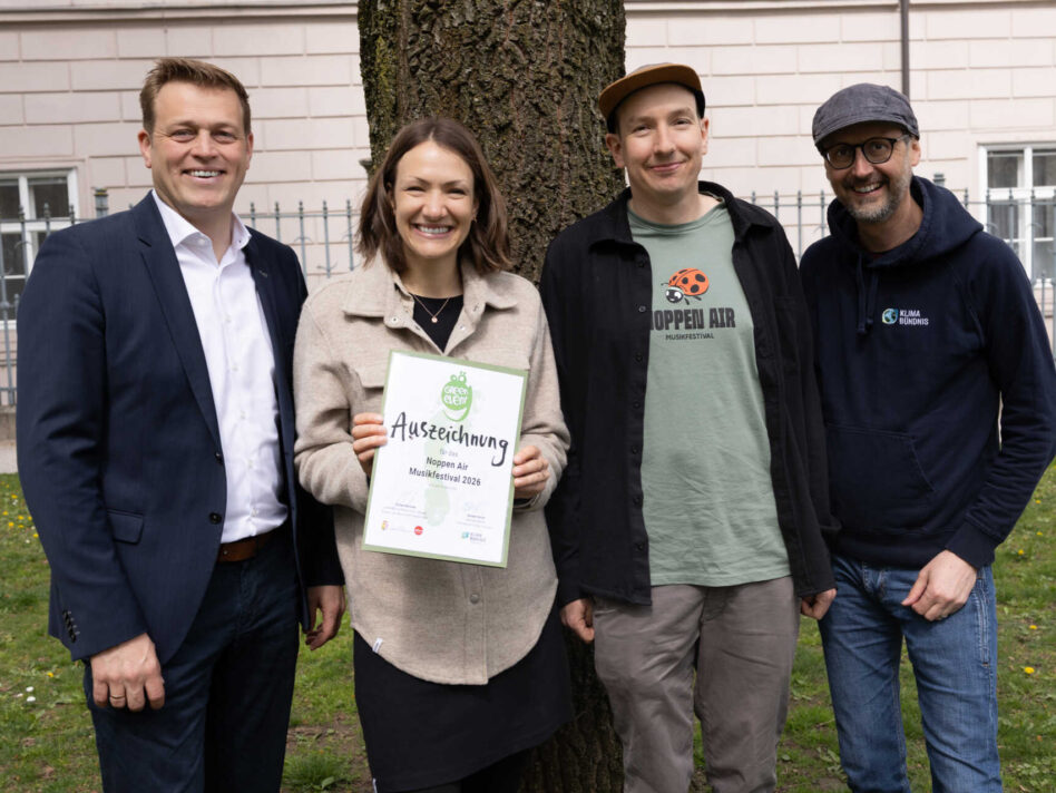 Umwelt- und Klima-Landesrat Stefan Kaineder überreichte gemeinsam mit Klimabündnis-Geschäftsführer Norbert Rainer die Green Events-Urkunde an Michaela Geiseder und Matthias Gahleitner vom Noppen Air Musikfestival.