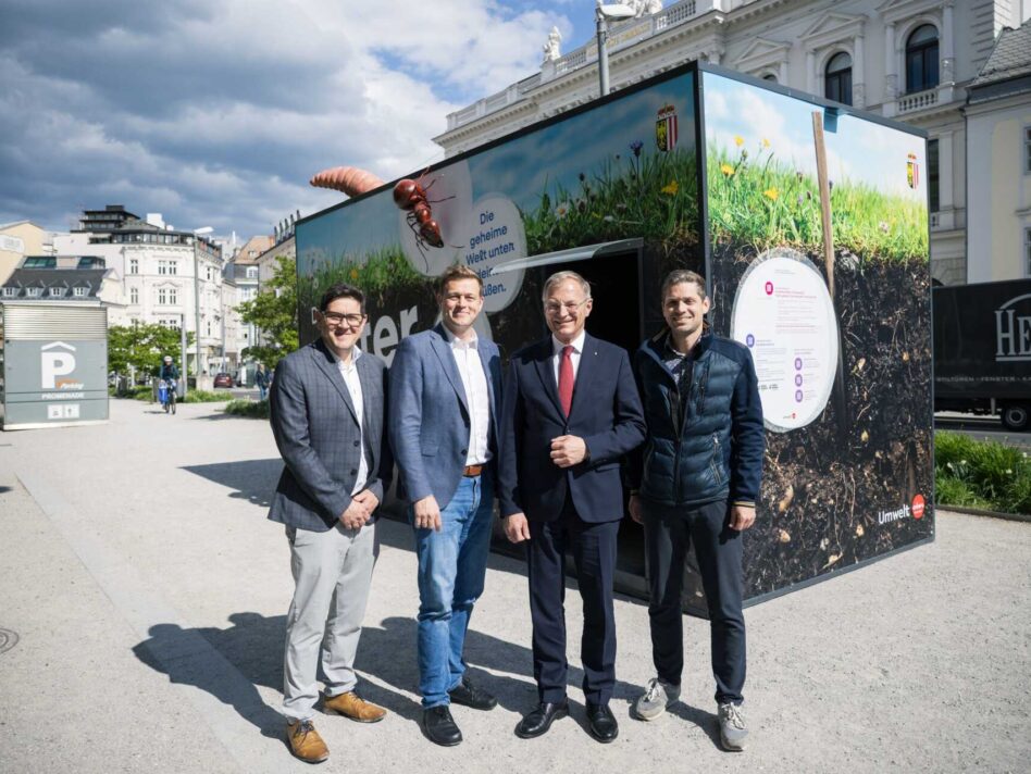 v.l.: Dipl. Ing. Markus Altenhofer (Land OÖ – Abt. Umweltschutz, Gruppenleiter Abfallwirtschaft und Bodenschutz), LR Stefan Kaineder, LH Mag. Thomas Stelzer und Mag. Dr. Thomas Bauer (Abt. Umweltschutz – Bodenschutz) vor dem Bodencubus im Landhauspark.