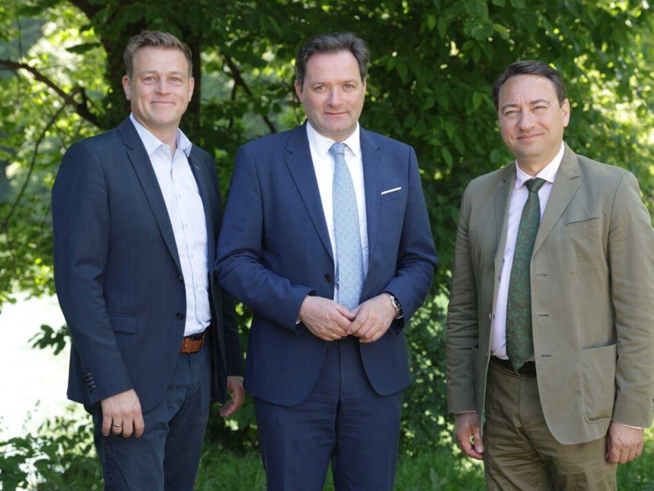 Die Gastgeber Stefan Kaineder (links) und Dr. Manfred Haimbuchner (rechts) mit Bundesminister Mag. Norbert Totschnig (mitte).