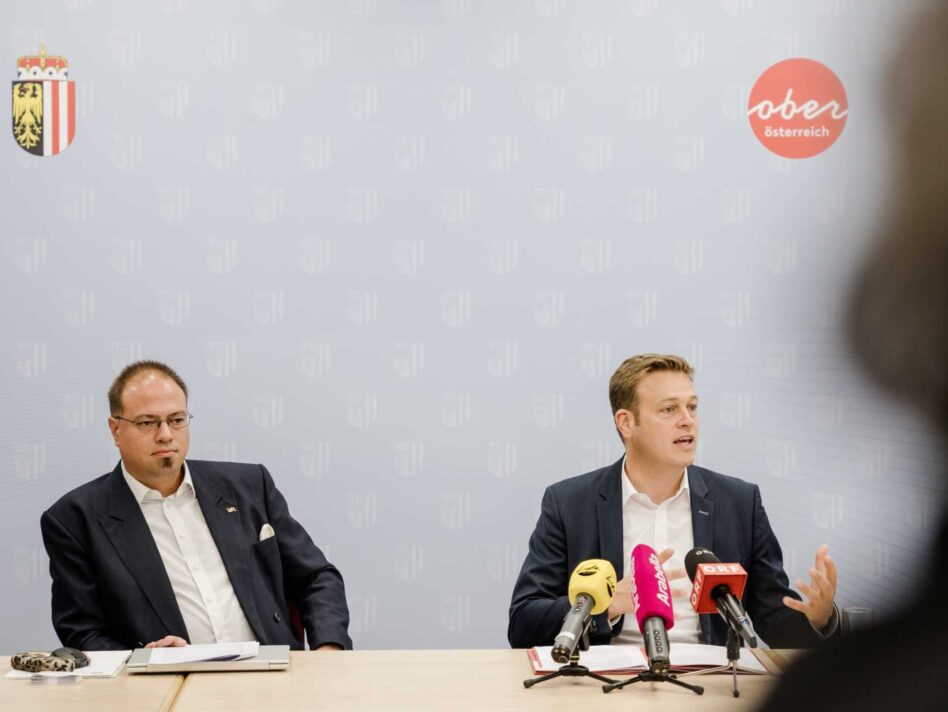 Umwelt- und Klima-Landesrat Stefan Kaineder und Joachim Leitner von der Verbraucherschlichtung Austria zeigen auf, welche Rechte die Urlauber:innen aus Oberösterreich haben und wo sie Hilfe im Fall von Konflikten bekommen können.