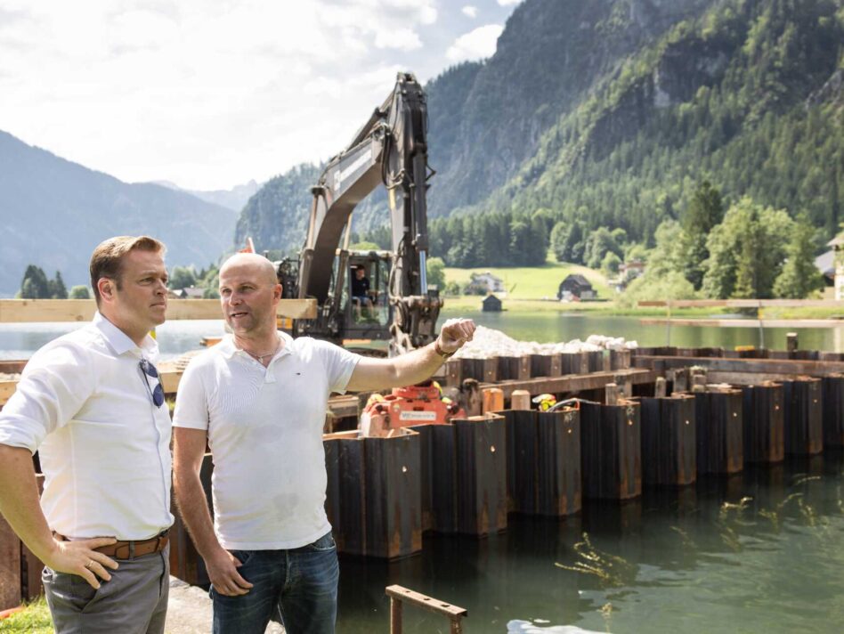 Umwelt- und Klima-Landesrat Stefan Kaineder und Projektleiter Rudolf Hackl vom Land OÖ beim Lokalaugenschein an der Hallstätterseeklause. Das über 500 Jahre alte Bauwerk, das den Wasserstand des Hallstättersees regelt, wird generalsaniert
