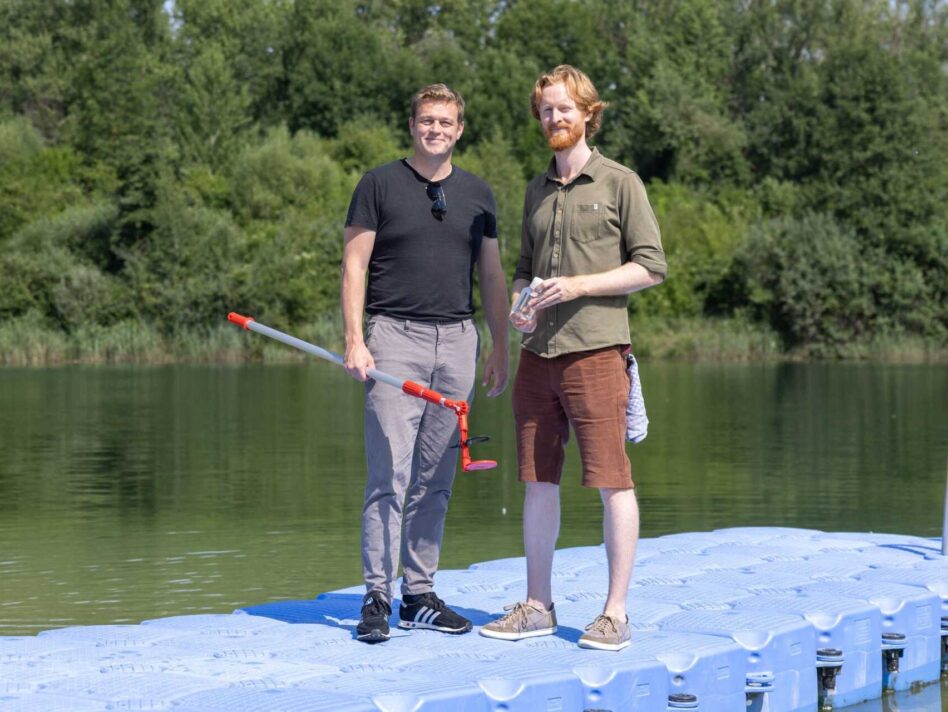 Landesrat Stefan Kaineder und Nikolaus Schobesberger, MSc (Experte Gewässergüteaufsicht, Land OÖ) präsentierten die aktuellen Ergebnisse der Wasserqualität an Naturbadestellen.
