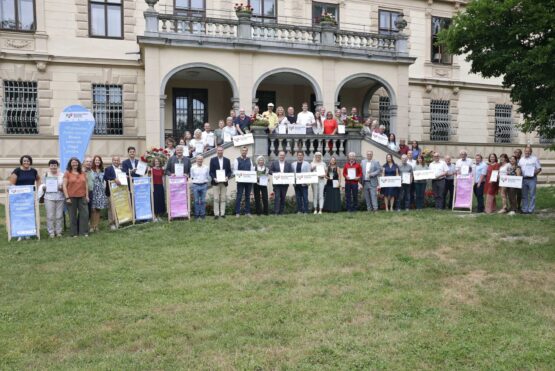 Gruppenfoto: 140 Gemeinden engagieren sich im Netzwerk Bienenfreundliche Gemeinden.