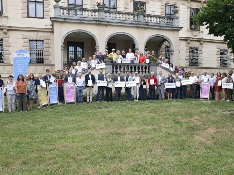 Gruppenfoto: 140 Gemeinden engagieren sich im Netzwerk Bienenfreundliche Gemeinden. Gruppenfoto: 140 Gemeinden engagieren sich im Netzwerk Bienenfreundliche Gemeinden.