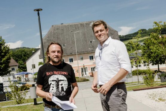 Umwelt- und Klima-Landesrat Stefan Kaineder beim Lokalaugenschein mit dem Bürgermeister Peter Helml von Ottnang am Hausruck.