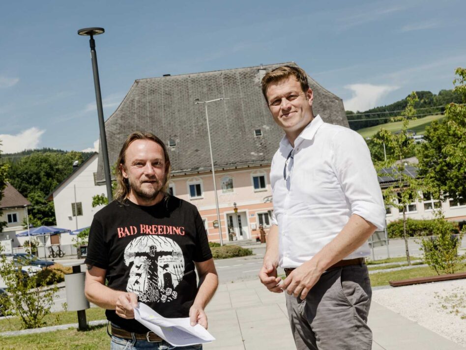 Umwelt- und Klima-Landesrat Stefan Kaineder beim Lokalaugenschein mit dem Bürgermeister Peter Helml von Ottnang am Hausruck. Umwelt- und Klima-Landesrat Stefan Kaineder beim Lokalaugenschein mit dem Bürgermeister Peter Helml von Ottnang am Hausruck.