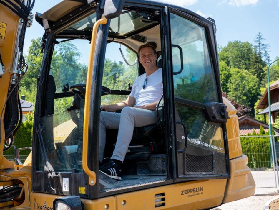 Bei einem Entsiegelungsprojekt stieg LR Kaineder kürzlich selbst in den Bagger und brach den Beton auf