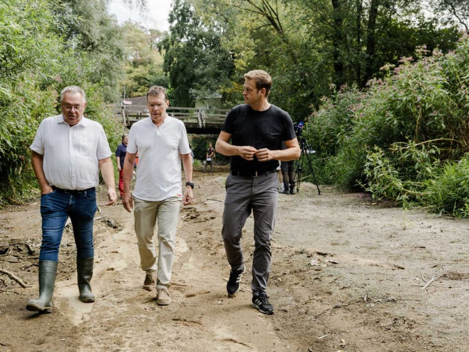 Bgm. Christian Aufreiter, GWB-Leiter Franz Gillinger und LR Stefan Kaineder in der ausgetrockneten Gusen