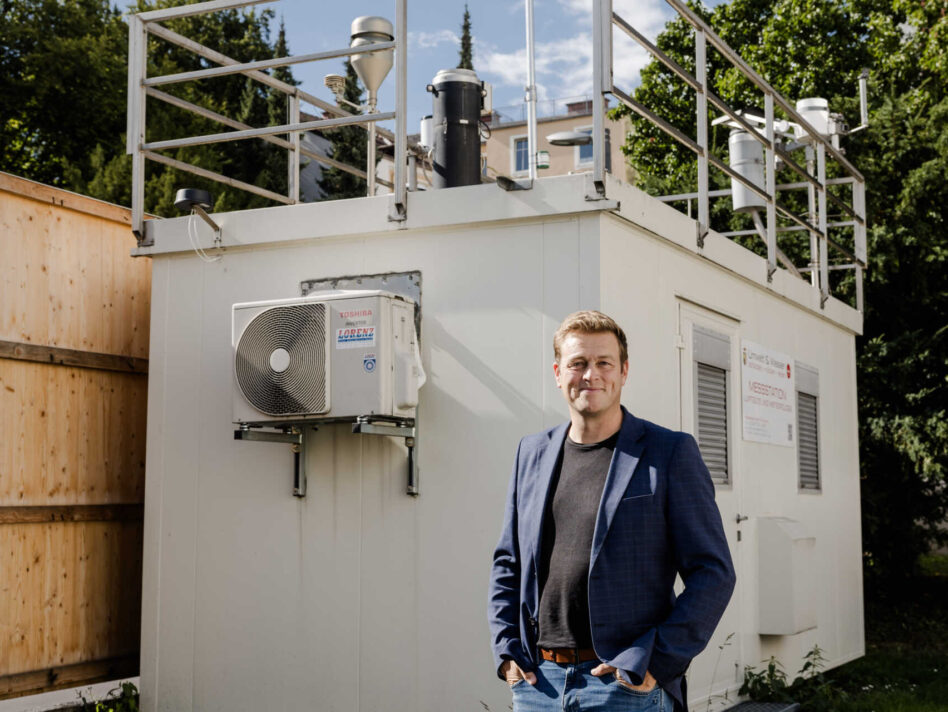Umwelt- und Klima-Landesrat Stefan Kaineder vor einer Luftgütemessstation