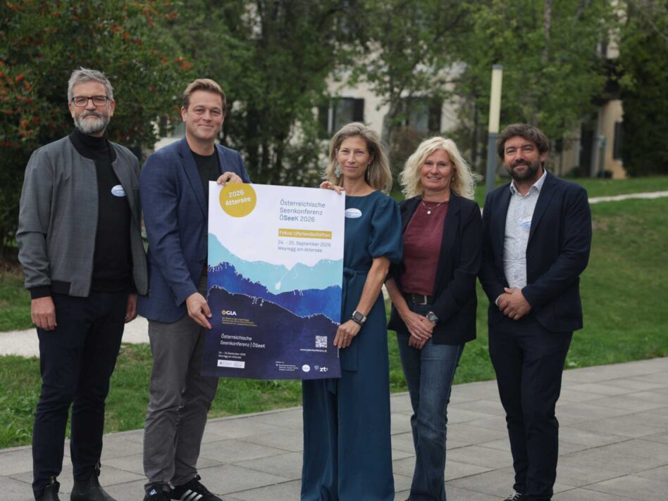 Erik Meinharter (Präsident ÖGLA – Österreichische Gesellschaft für Landschaftsarchitektur), Umwelt- und Klima-Landesrat Stefan Kaineder, Stefanie Dirlik (Geschäftsführerin ÖGLA), Gisela Ofenböck (BMLUK) und Elias Molitschnig (BMWKMS) bei der ersten Österreichischen Seenkonferenz in Weyregg am Attersee.