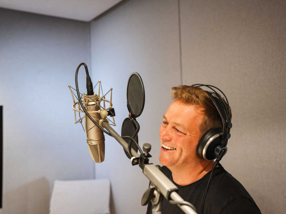 Umwelt- und Klima-Landesrat Stefan Kaineder im Musikstudio