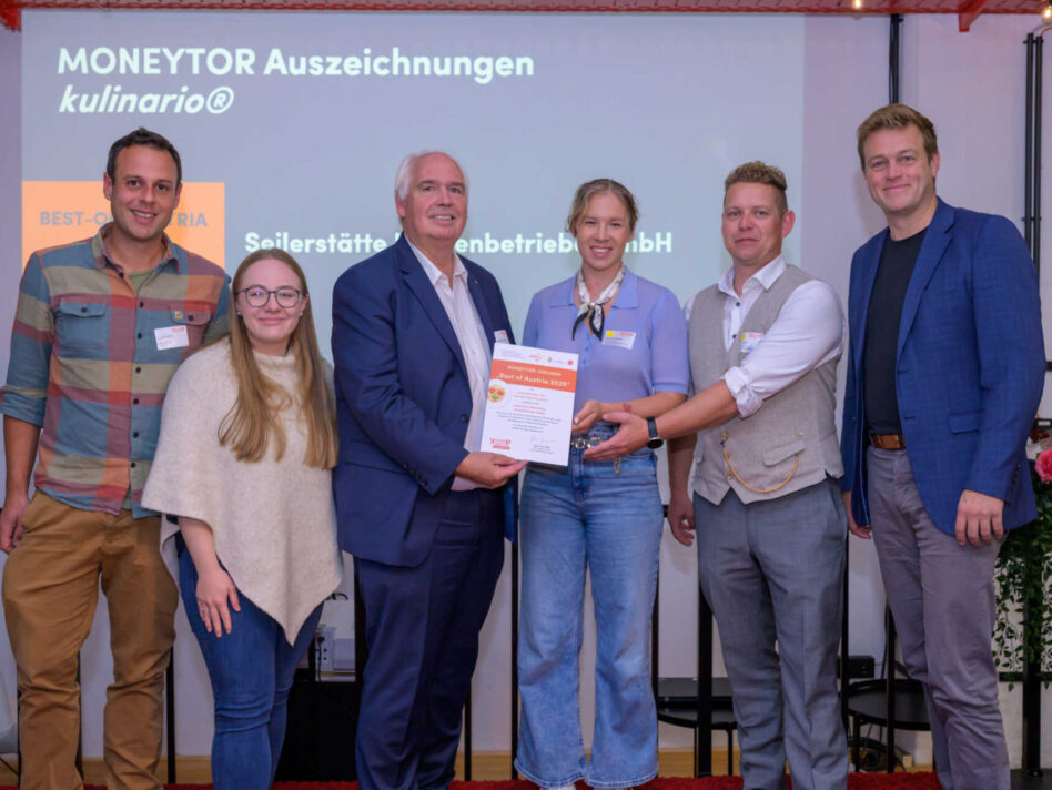 Umwelt- und Klima-Landesrat Stefan Kaineder bei der Auszeichnung der Großküche des Klinikums der Barmherzigen Schwerstern in Linz mit dem Titel „Best of Austria“. Umwelt- und Klima-Landesrat Stefan Kaineder bei der Auszeichnung der Großküche des Klinikums der Barmherzigen Schwerstern in Linz mit dem Titel „Best of Austria“.