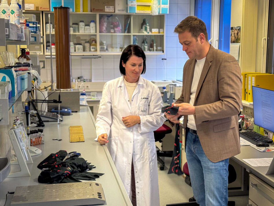 Eva Unterleitner (AGES Linz) und Landesrat Stefan Kaineder beim Test eines Halloween-Kostüms im Labor Eva Unterleitner (AGES Linz) und Landesrat Stefan Kaineder beim Test eines Halloween-Kostüms im Labor