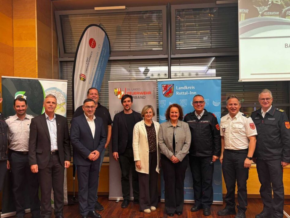 Das neue Interreg-Projekt „Hochwassergefahrenabwehr“ bringt Feuerwehren, Wasserwirtschaft und Katastrophenschutz aus Oberösterreich und Bayern an einen Tisch. Das neue Interreg-Projekt „Hochwassergefahrenabwehr“ bringt Feuerwehren, Wasserwirtschaft und Katastrophenschutz aus Oberösterreich und Bayern an einen Tisch.