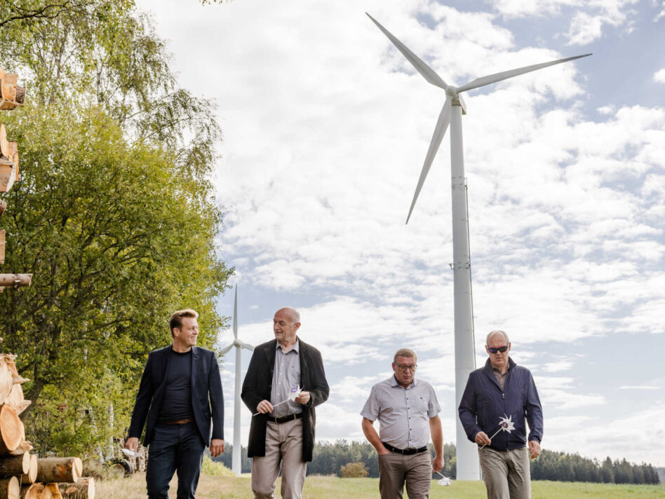 Umwelt- und Klima-Landesrat Stefan Kaineder, Andreas Reichl (Sternwind), Bürgermeistern Martin Kapeller (Windhaag bei Freistadt) und Norbert Miesenberger (Vorstand Regios Energiegenossenschaft) beim Lokalaugenschein im Windpark Spörbichl. Umwelt- und Klima-Landesrat Stefan Kaineder, Andreas Reichl (Sternwind), Bürgermeistern Martin Kapeller (Windhaag bei Freistadt) und Norbert Miesenberger (Vorstand Regios Energiegenossenschaft) beim Lokalaugenschein im Windpark Spörbichl.