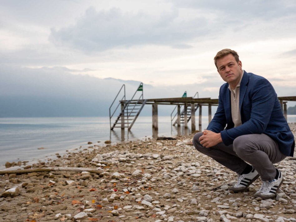 Umwelt- und Klima-Landesrat Stefan Kaineder bei einem Lokalaugenschein am Attersee – aufgrund der anhaltenden Trockenheit sinkt der Pegel immer weiter. Umwelt- und Klima-Landesrat Stefan Kaineder bei einem Lokalaugenschein am Attersee – aufgrund der anhaltenden Trockenheit sinkt der Pegel immer weiter.