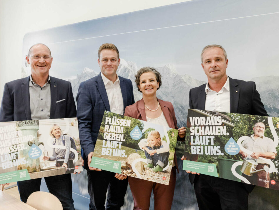 v.l.: Christian Kneidinger (Gruppenleiter Trinkwasser und Abwasser – Land OÖ), Umwelt- und Klima-Landesrat Stefan Kaineder, Daniela König (Direktorin Umwelt- und Wasserwirtschaft) und Peter Kickinger (Gruppenleiter Gewässergüteaufsicht und Hydrographie). v.l.: Christian Kneidinger (Gruppenleiter Trinkwasser und Abwasser – Land OÖ), Umwelt- und Klima-Landesrat Stefan Kaineder, Daniela König (Direktorin Umwelt- und Wasserwirtschaft) und Peter Kickinger (Gruppenleiter Gewässergüteaufsicht und Hydrographie).