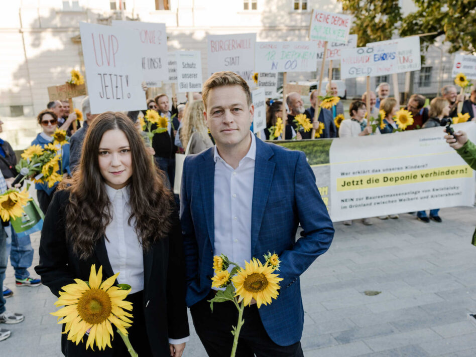 Umwelt- und Klima-Landesrat Stefan Kaineder mit Umweltsprecherin Landtagsabgeordneter Anne-Sophie Bauer bei der Kundgebung der Bürgerinitiative „Lebenswerte Zukunft Weibern-Aisterseim vor dem Linzer Landhaus im Vorfeld der Landtagssitzung Umwelt- und Klima-Landesrat Stefan Kaineder mit Umweltsprecherin Landtagsabgeordneter Anne-Sophie Bauer bei der Kundgebung der Bürgerinitiative „Lebenswerte Zukunft Weibern-Aisterseim vor dem Linzer Landhaus im Vorfeld der Landtagssitzung